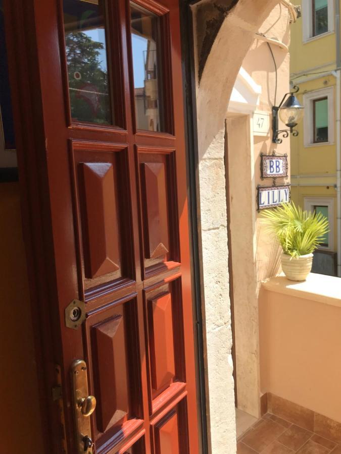 Lilly Bed & Breakfast Сулмона Екстериор снимка